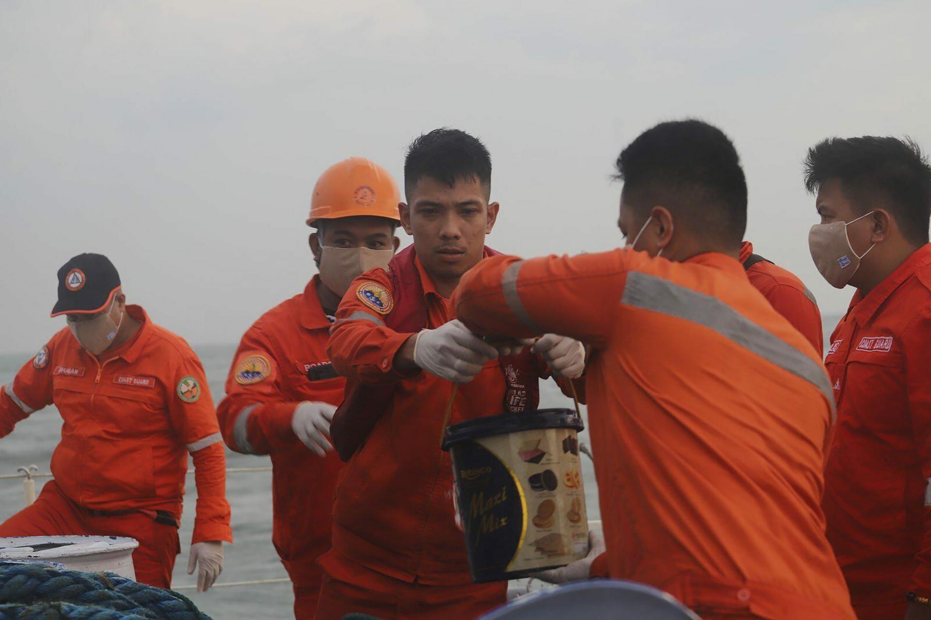 Ropa z potopeného tankera pomaly uniká do Manilskej zátoky, pobrežná stráž vyzýva na pozastavenie rybolovu
