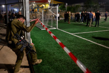 Izraelskí predstavitelia odpovedajú po odpálení rakiet cez libanonskú hranicu s Izraelom, pri ktorých zahynuli ľudia na futbalovom ihrisku v Majdal Shams. FOTO: Reuters