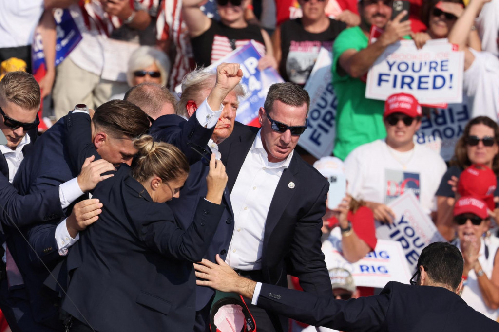 Riaditeľ FBI Christopher Wray v stredu na pôde právneho výboru Snemovne reprezentantov Kongresu USA povedal, že existujú určité pochybnosti, či”to bola strela alebo jej úlomok, ktorý ho (Trumpa) zasiahol do ucha”. FOTO: Reuters