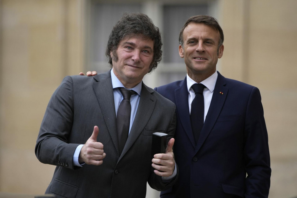 Francúzsky prezident Emmanuel Macron a argentínsky prezident Javier Milei pózujú po stretnutí v Elyzejskom paláci. FOTO: TASR/AP