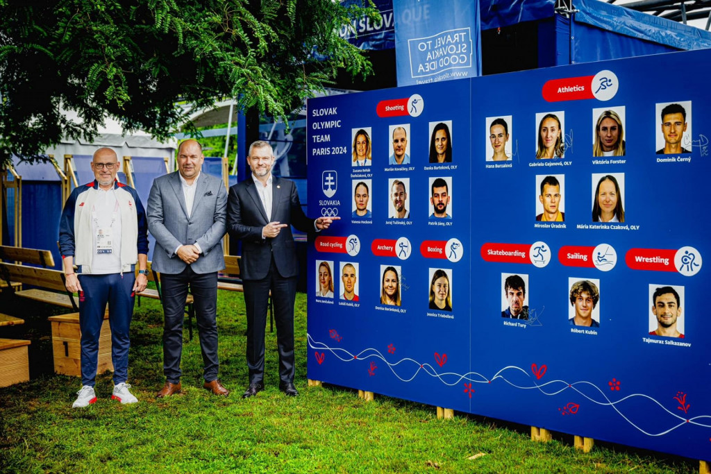 Prezident Peter Pellegrini, prezident SOŠV Anton Siekel a minister cestovného ruchu a športu Dušan Keketi pri Slovenskom olympijskom dome. Zdroj: Facebook/Peter Pellegrini (Michal Smrčok)