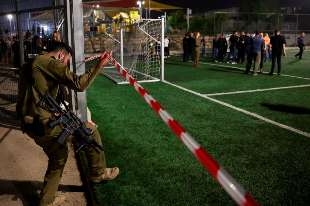 Izraelskí predstavitelia odpovedajú po odpálení rakiet cez libanonskú hranicu s Izraelom, pri ktorých zahynuli ľudia na futbalovom ihrisku v Majdal Shams. FOTO: Reuters