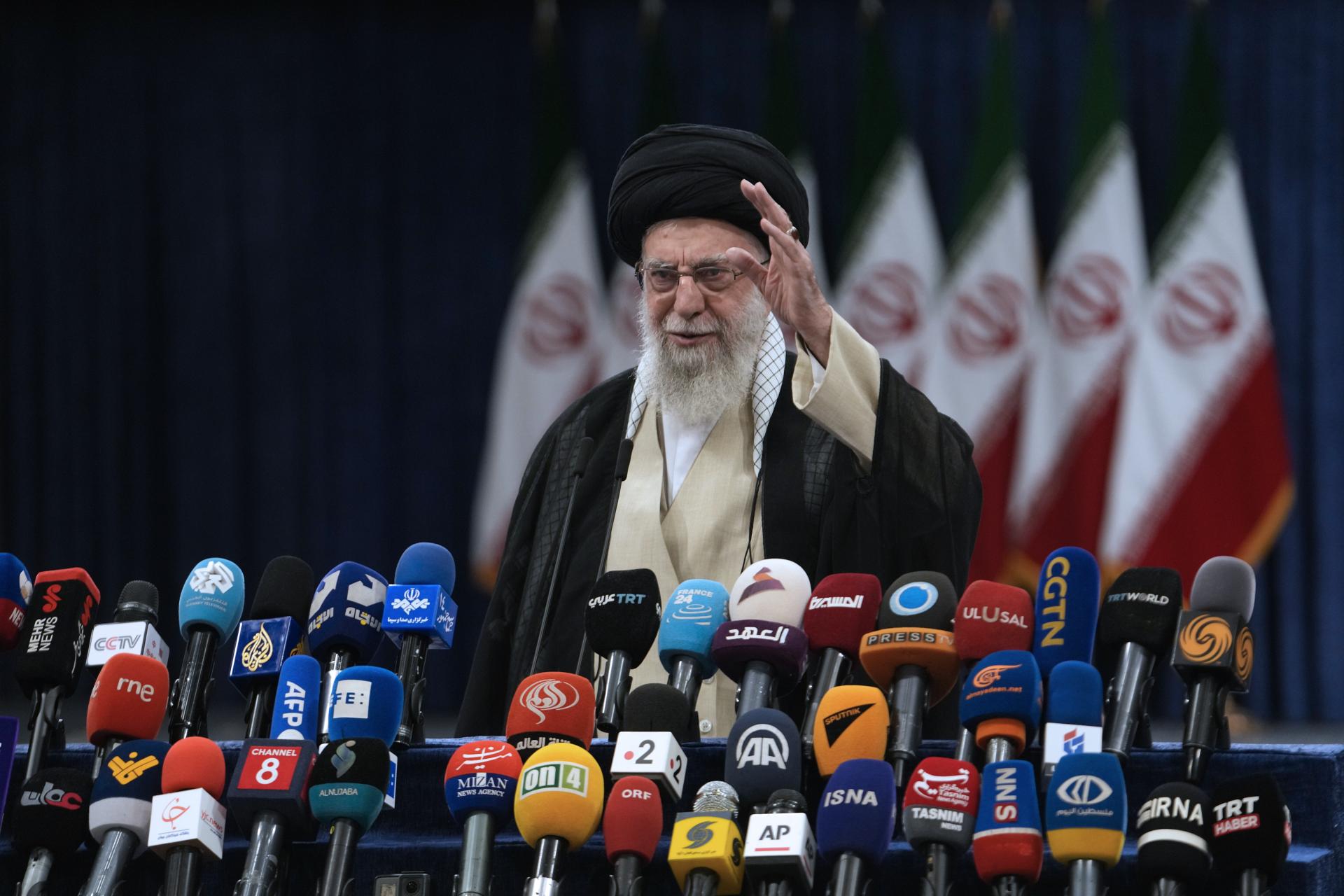 Iránsky najvyšší duchovný vodca Chameneí oficiálne udelil Pezeškijánovi prezidentské právomoci