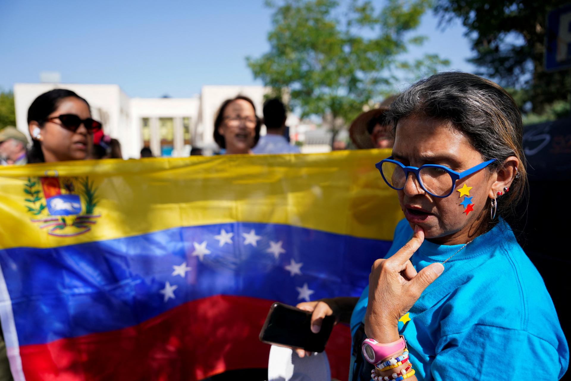 Venezuela si volí nového prezidenta, šancu má Maduro aj kandidát opozície