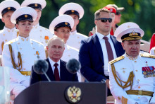 Ruský prezident Vladimir Putin a hlavný veliteľ ruského námorníctva admirál Alexander Mojsejev. FOTO: Reuters