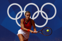 Anna Karolína Schmiedlová zo Slovenska v akcii počas zápasu prvého kola proti Katie Boulter z Británie. FOTO: Reuters