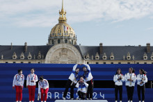 Suhyeon Nam z Južnej Kórey, Sihyeon Lim z Južnej Kórey a Hunyoung Jeon z Južnej Kórey oslavujú po zisku zlatej medaily. FOTO: Reuters