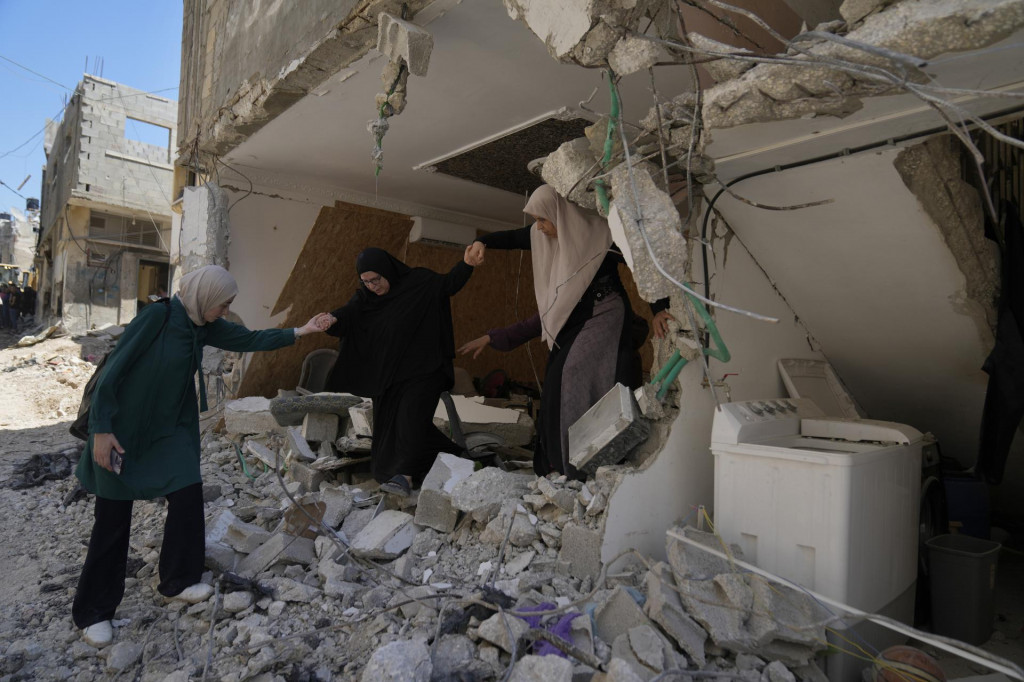 Palestínčanky kontrolujú zničený príbytok po razii izraelskej armády v utečeneckom tábore v meste Túlkarim na severe Západného brehu Jordánu. FOTO: TASR/AP