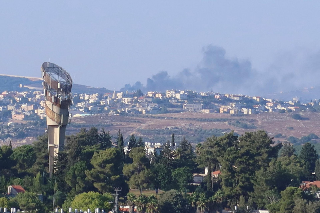 Smoke rises above Lebanon. FOTO: Reuters