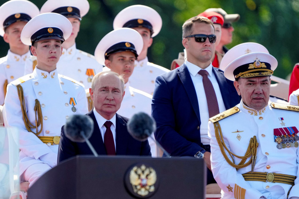 Ruský prezident Vladimir Putin a hlavný veliteľ ruského námorníctva admirál Alexander Mojsejev. FOTO: Reuters