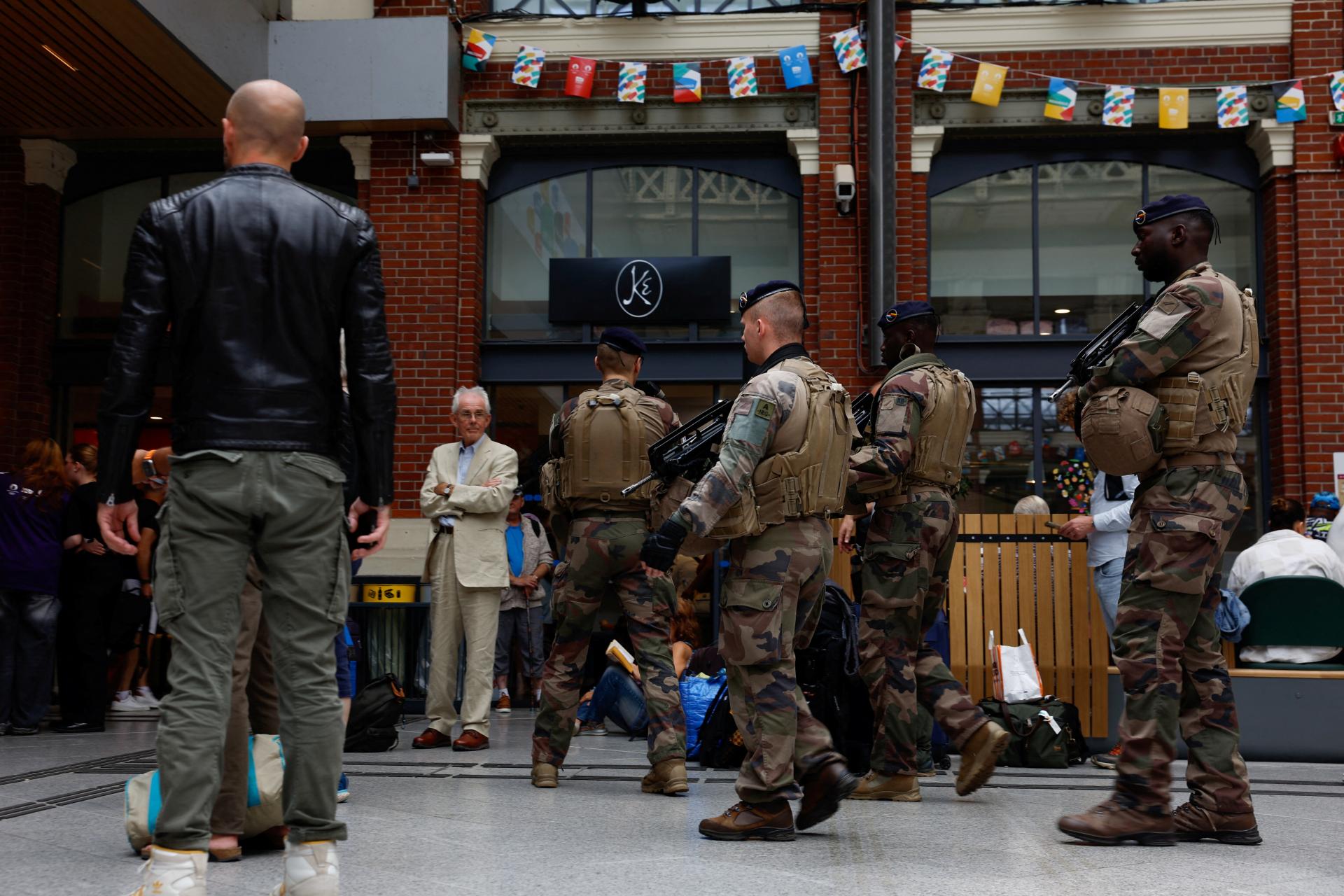 Francúzska polícia má podozrivých z útokov na železnicu, premávka je späť v normále