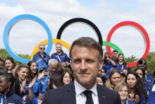 Francúzsky prezident Emmanuel Macron a francúzski športovci počas návštevy olympijskej dediny na XXXIII. letných olympijských hrách v Paríži. FOTO: TASR/AP