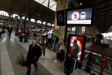 Zničenie niektorých železničných zariadení spôsobilo v piatok rozsiahle problémy na francúzskej železnici, ktorá sa s vyrovnávala s meškaniami a problémami v prevádzke aj cez víkend. FOTO: Reuters