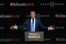 Republikánsky prezidentský kandidát Donald Trump vystupuje na podujatí Bitcoin 2024 v Nashville. FOTO: Reuters