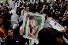 Rodiny, ktorých deti boli zabité na futbalovom ihrisku raketou vypálenou cez libanonskú hranicu v Izraelom okupovaných Golanských výšinách. FOTO: Reuters