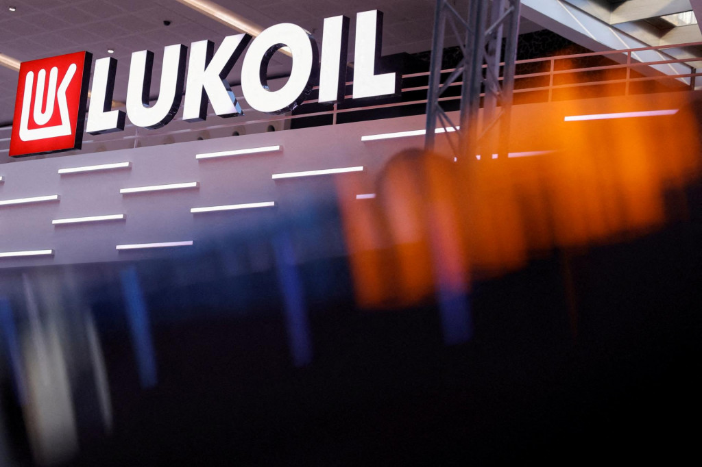 Ukrajina prestala prepravovať ropu od ruského dodávateľa Lukoil z dôvodu uvalenia sankcií. FOTO: Reuters