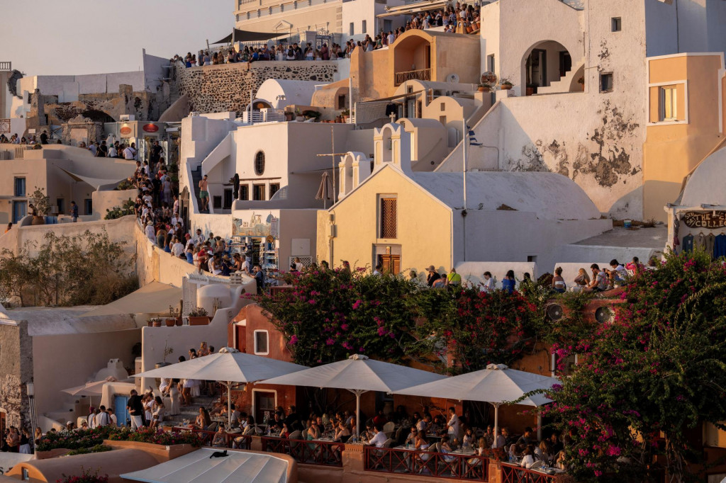 Turisti na Santorini. FOTO: Reuters