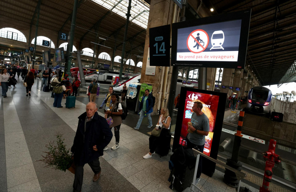 Zničenie niektorých železničných zariadení spôsobilo v piatok rozsiahle problémy na francúzskej železnici, ktorá sa s vyrovnávala s meškaniami a problémami v prevádzke aj cez víkend. FOTO: Reuters