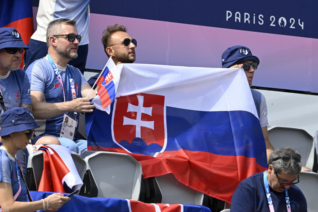 Minister vnútra Matúš Šutaj Eštok (hore druhý sprava), prezident Peter Pellegrini (tretí zľava) a prezident Slovenského olympijského a športového výboru Anton Siekel. FOTO: TASR/M. Svítok