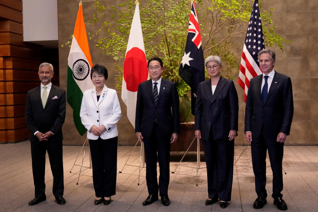 Japonský premiér Fumio Kišida s indickým ministrom zahraničných vecí Subrahmanyamom Jaishankarom (zľava), japonskou ministerkou zahraničných vecí Yoko Kamikawovou, austrálskou ministerkou zahraničných vecí Penny Wongovou a americkým štátnym tajomníkom Antony Blinkenom. FOTO: Reuters