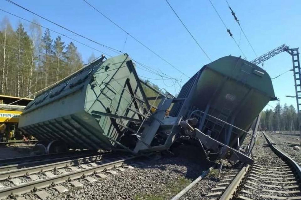 Asi sto ľudí utrpelo zranenia, keď sa vo Volgogradskej oblasti na juhu európskej časti Ruska zrazil osobný vlak s nákladným autom. FOTO: X/@lxsummer1