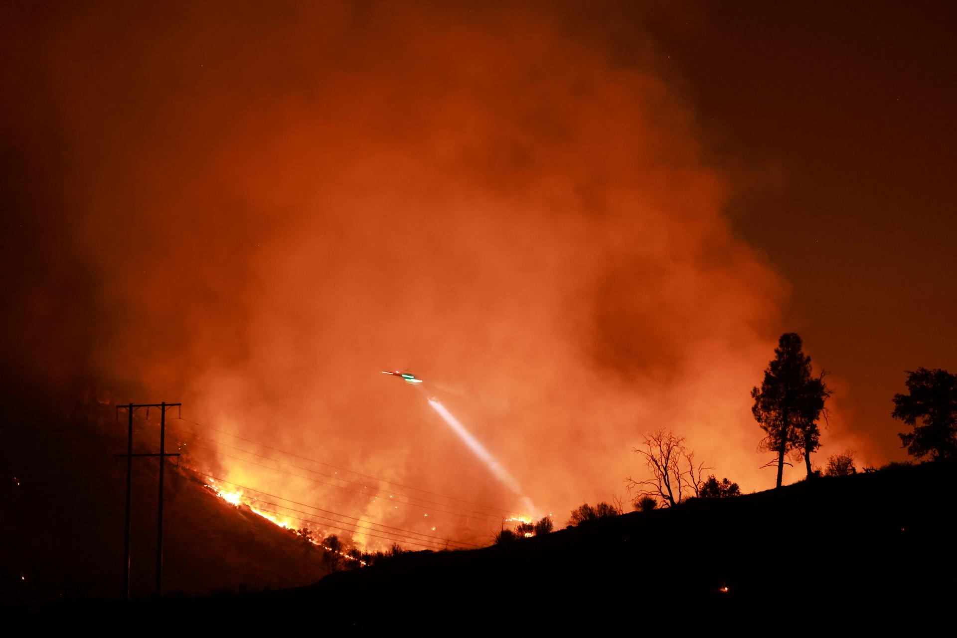 Šiesty najväčší lesný požiar v histórii Kalifornie sa naďalej šíri