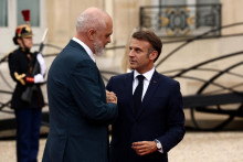 Albánsky premiér Edi Rama sa minulý týždeň stretol v Elyzejskom paláci v Paríži s francúzskym prezidentom Emmanuelom Macronom. FOTO: Reuters