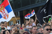 V meste Šabac demonštranti mávali srbskými vlajkami a po skončení zhromaždenia sa konal pochod mestom. FOTO: Reuters