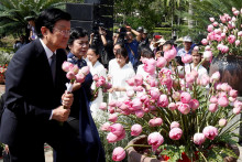 Bývalý vietnamský prezident Truong Tan Sang a jeho manželka Mai Thi Hanh položili kvetinu počas 50. výročia masakru v My Lai. FOTO: Reuters