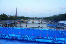 Organizátori parížskej olympiády presunuli preteky triatlonistov na stredu pre nepriaznivú kvalitu vody v Seine. FOTO: Reuters