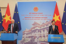 Šéf európskej diplomacie Josep Borrell a vietnamský minister zahraničných vecí Bui Thanh Son. FOTO: Reuters