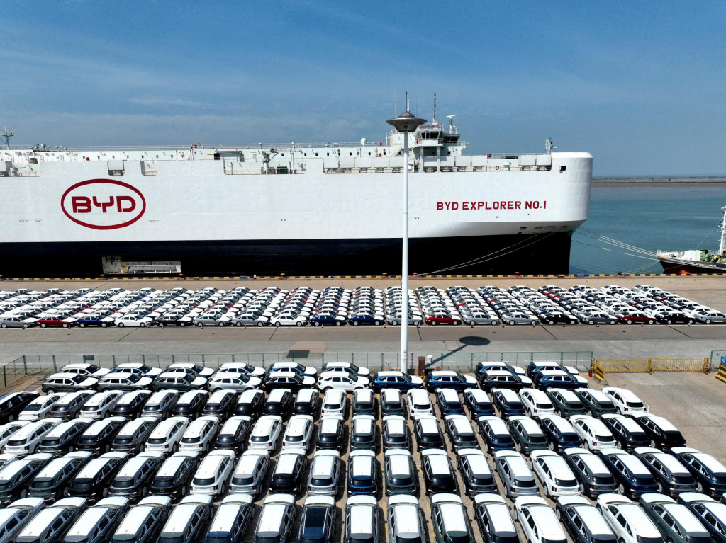 Elektrické vozidlá BYD pred naložením na loď. FOTO: Reuters