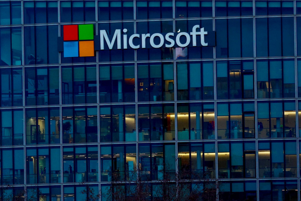 Logo firmy Microsoft na kancelárskej budove v Issy-les-Moulineaux neďaleko Paríža. FOTO: REUTERS