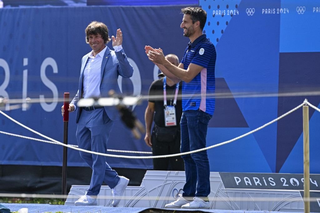 Slovenský olympionik a vodný slalomár Michal Martikán (vľavo) a šéf organizačného výboru parížskej olympiády Tony Estanguet. FOTO: TASR/Michal Svítok