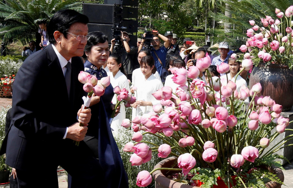 Bývalý vietnamský prezident Truong Tan Sang a jeho manželka Mai Thi Hanh položili kvetinu počas 50. výročia masakru v My Lai. FOTO: Reuters