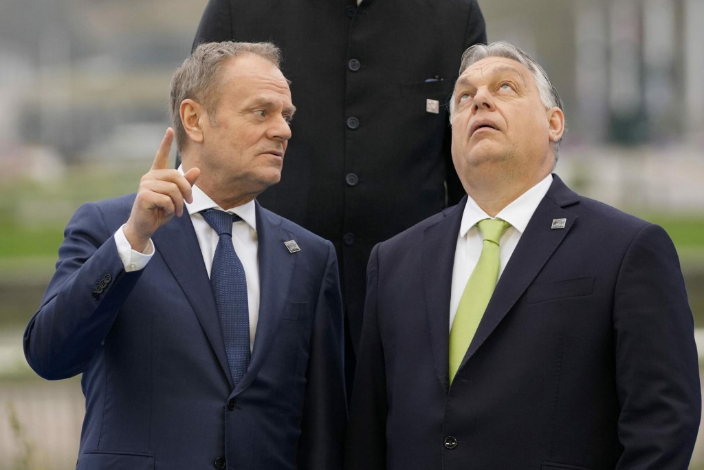 Maďarský premiér Viktor Orbán hovorí s poľským premiérom Donaldom Tuskom. FOTO: TASR/AP