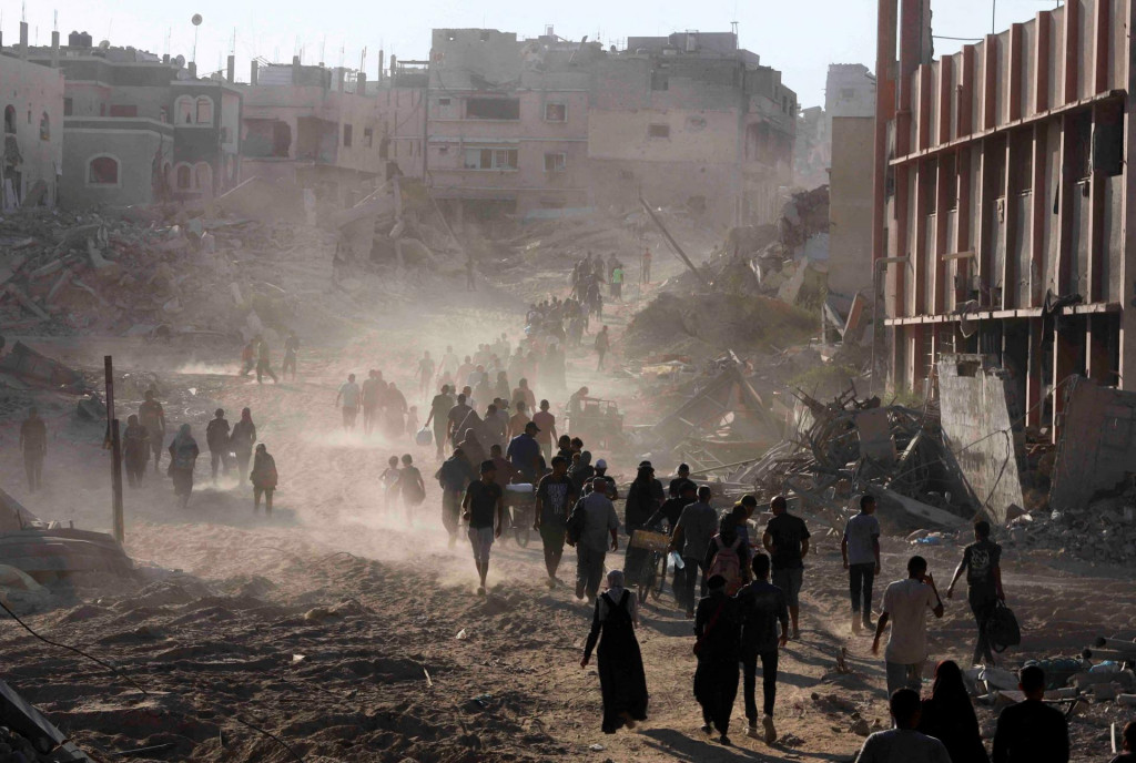 Palestínčania sa vracajú do východnej časti mesta Chán Júnis po tom, ako sa izraelské sily stiahli z oblasti. FOTO: Reuters