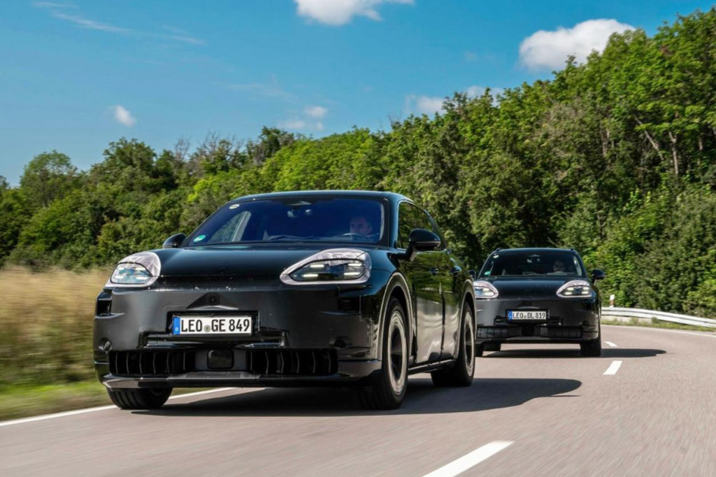 Prototypy elektrického modelu Porsche Cayenne počas testovania