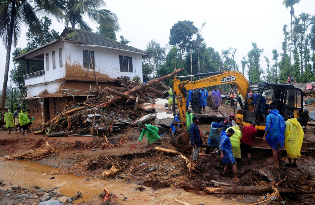 Záchranári pátrajú po preživších po viacerých zosuvoch pôdy v kopcoch v meste Wayanad v južnom štáte Kerala. FOTO: Reuters