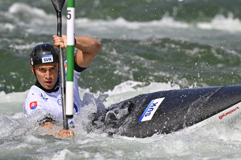 Slovenský vodný slalomár Jakub Grigar pádluje na trati prvej kvalifikačnej jazdy v kategórii K1 mužov počas XXXIII. letných olympijských hier v Paríži. FOTO: TASR/Michal Svítok