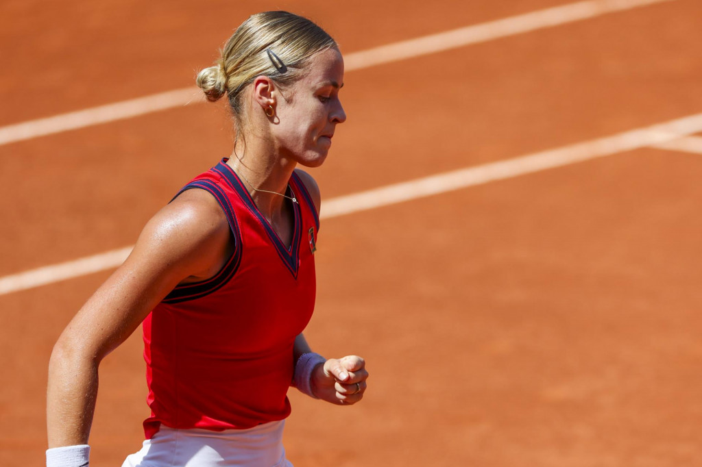 Slovenská tenistka Anna Karolína Schmiedlová v zápase proti Talianke Jasmine Paoliniovej v osemfinále ženskej dvojhry počas XXXIII. letných olympijských hier v Paríži. FOTO: TASR/Michal Svítok