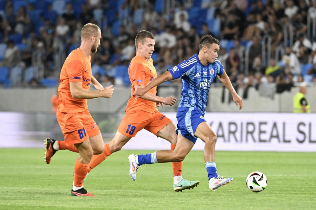 Sprava Dávid Strelec, Mark Zabukovnik a Klemen Nemanič v odvete 2. predkola futbalovej Ligy majstrov ŠK Slovan Bratislava – NK Celje 30. júla 2024 v Bratislave. FOTO: TASR/Pavel Neubauer