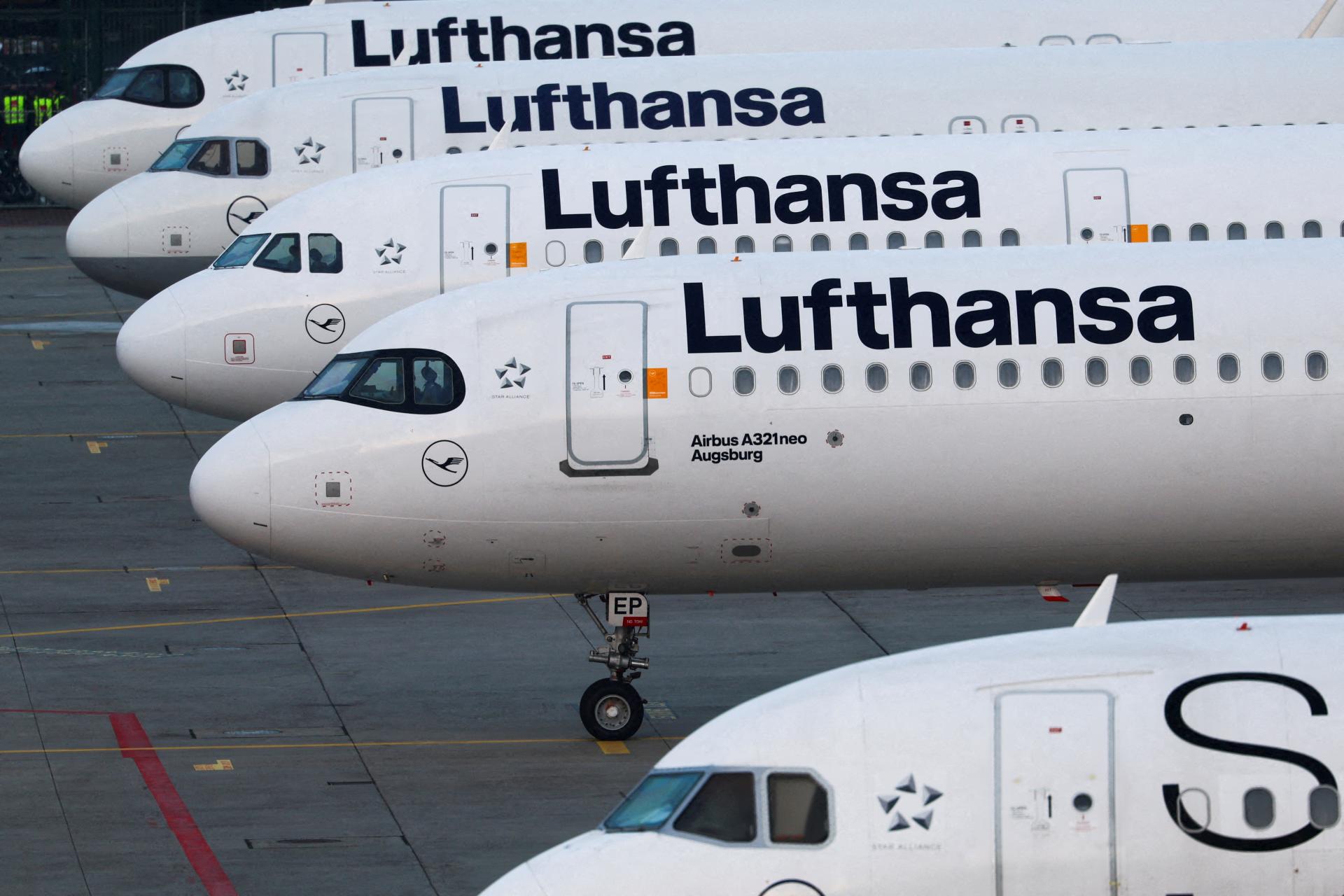Čistý zisk leteckej skupiny Lufthansa klesol takmer o polovicu. Podpísali sa pod to najmä štrajky v Nemecku