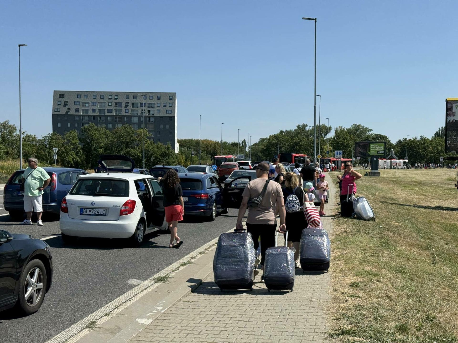 Letisko v Bratislave evakuovali pre bombovú hrozbu, stovky ľudí čakali v lietadlách