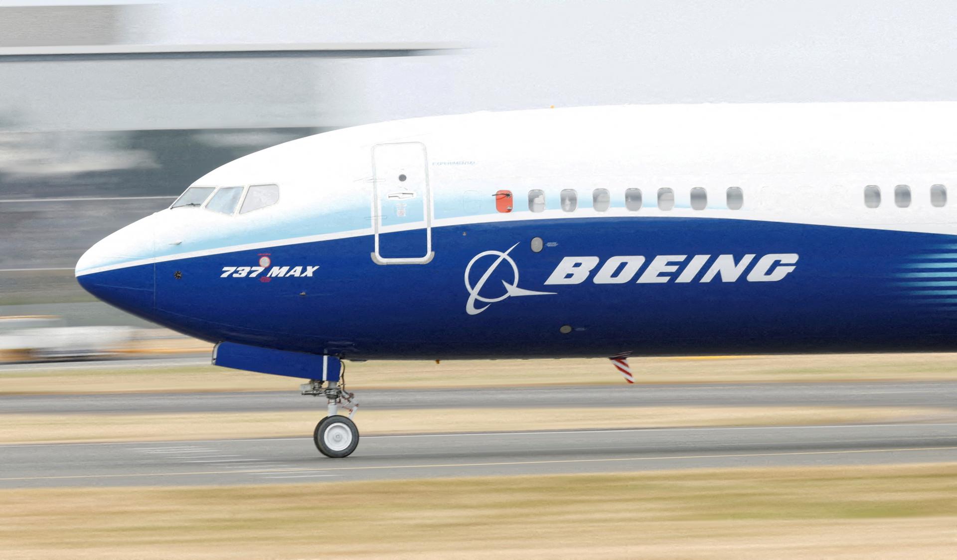 Boeingu vzrástla štvrťročná strata až desaťnásobne. Spoločnosť si zároveň zvolila nového šéfa