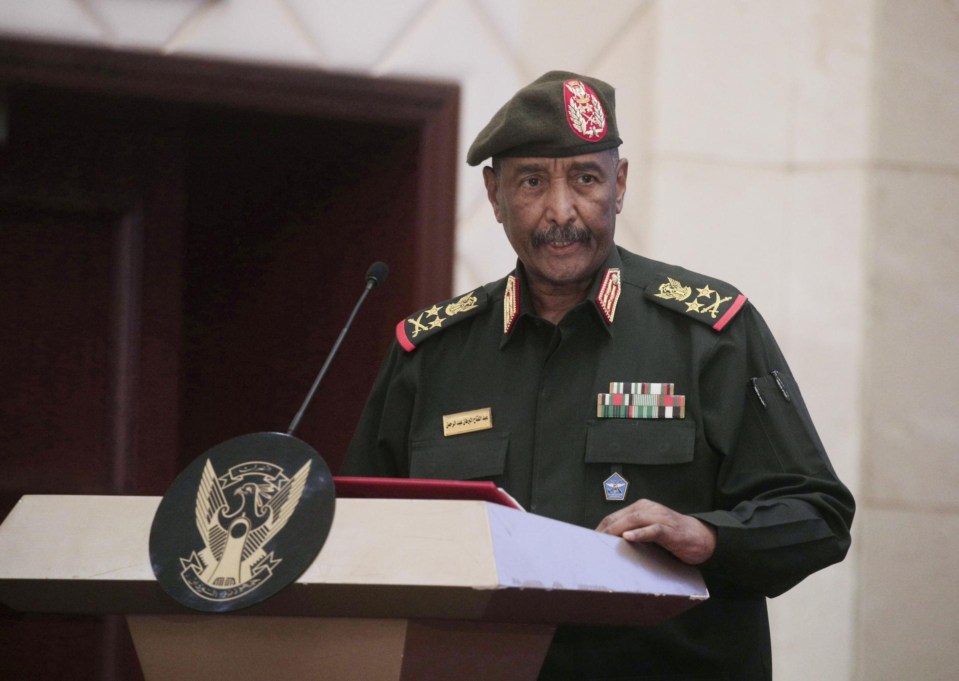 Šéfa sudánskej armády Burhána evakuovali, na vojenskú základňu útočili drony