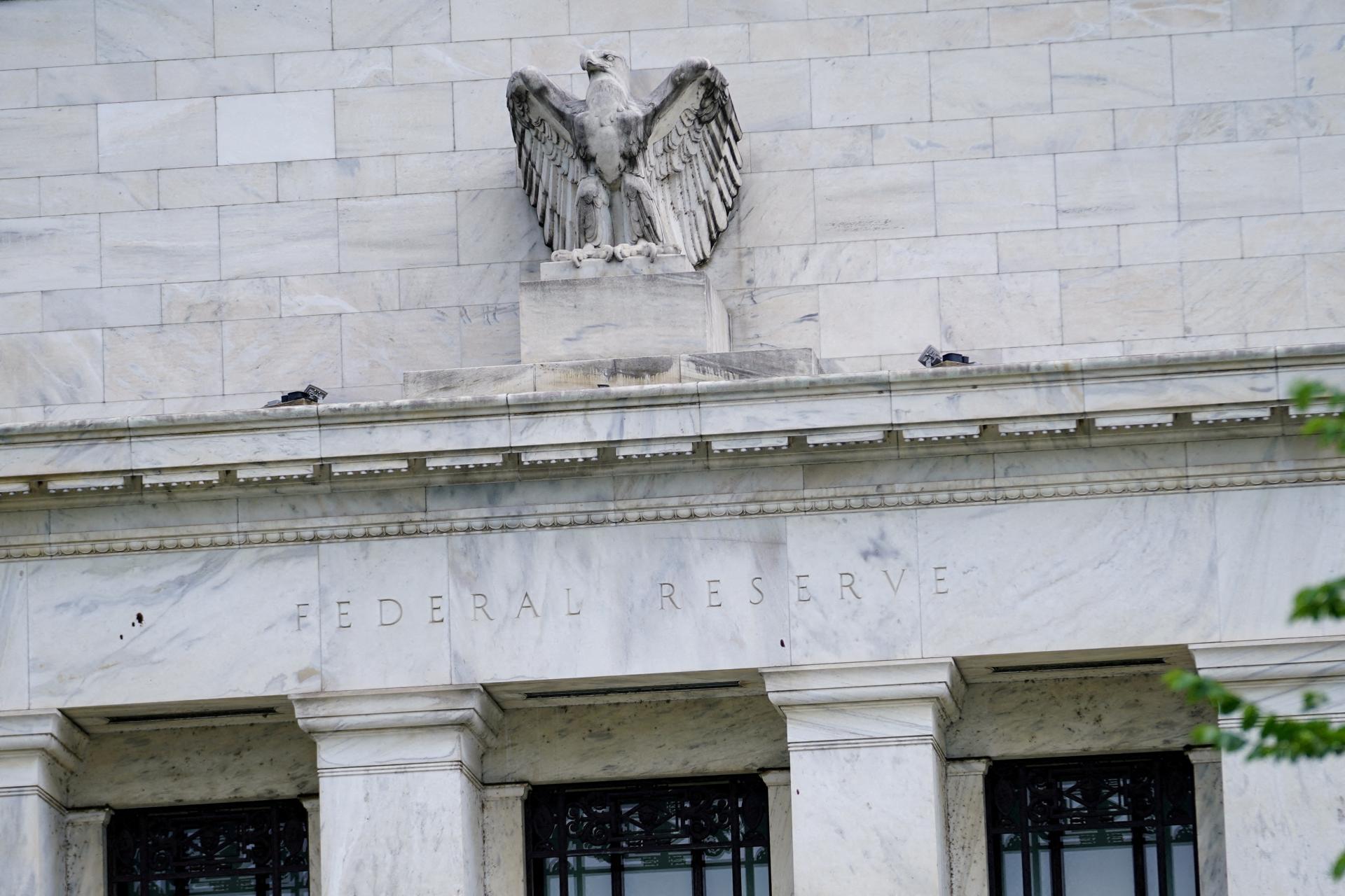 Fed ponechal úroky bez zmeny, naznačil však ich budúce zníženie