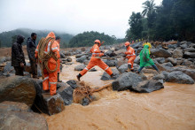 Zosuvy pôdy v indickom štáte Kerala vyvolali dvojdňové intenzívne dažde. FOTO: Reuters