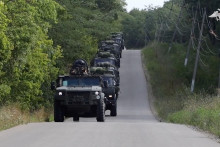 Armádne vozidlá počas cvičení, ktoré vykonávajú služobní príslušníci južného a stredného vojenského okruhu Ruska. FOTO:Reuters/Ruské ministerstvo obrany