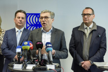 Zľava viceprezident Slovenskej bankovej asociácie Daniel Kollár, prezident SBA Peter Krutil a viceprezident SBA Michal Liday. FOTO: TASR/Pavol Zachar